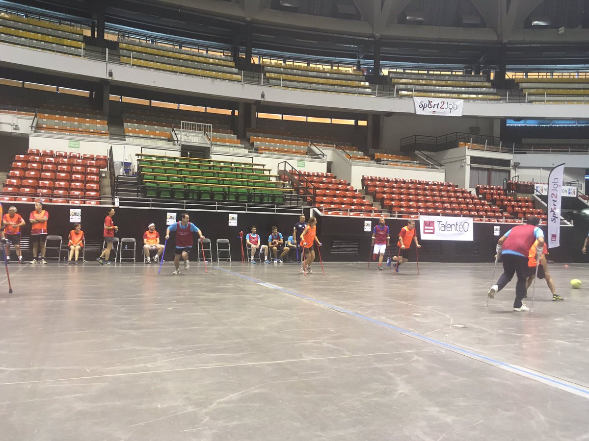 Beuuz_'s tweet photo. Place au foot ! avec l'équipe truck de ouf  #sport2job #truck2ouf https://t.co/SUe3hUP4Yj