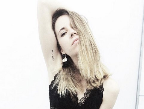 "En esta camiseta salen mis 4 cicatrices, mis 4 tattos que irán siempre en mi viaje" (<a href="/AlbaEncabo/">Alba Encabo Aguiló</a> &amp; <a href="/Buytrendyapp/">Buytrendyapp</a>).👕 goo.gl/MkB58s