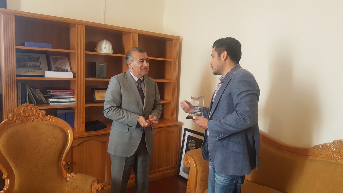 MejiTeVe's tweet photo. Alcalde Sergio Vega V. Entrega reconocimiento a representantes  de empresa @ceognlm por su valioso compromiso en su gestión y hacia  comuna. https://t.co/WQzda6u3lU