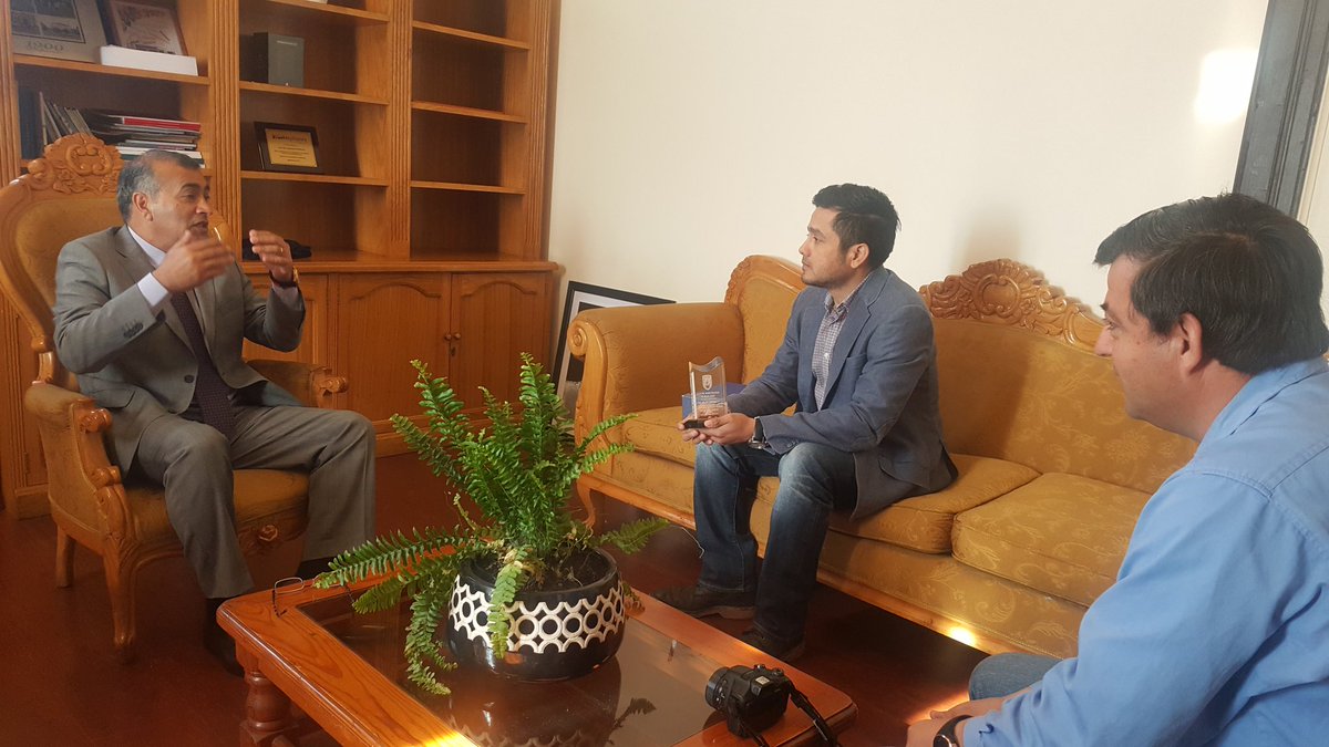 MejiTeVe's tweet photo. Alcalde Sergio Vega V. Entrega reconocimiento a representantes  de empresa @ceognlm por su valioso compromiso en su gestión y hacia  comuna. https://t.co/WQzda6u3lU