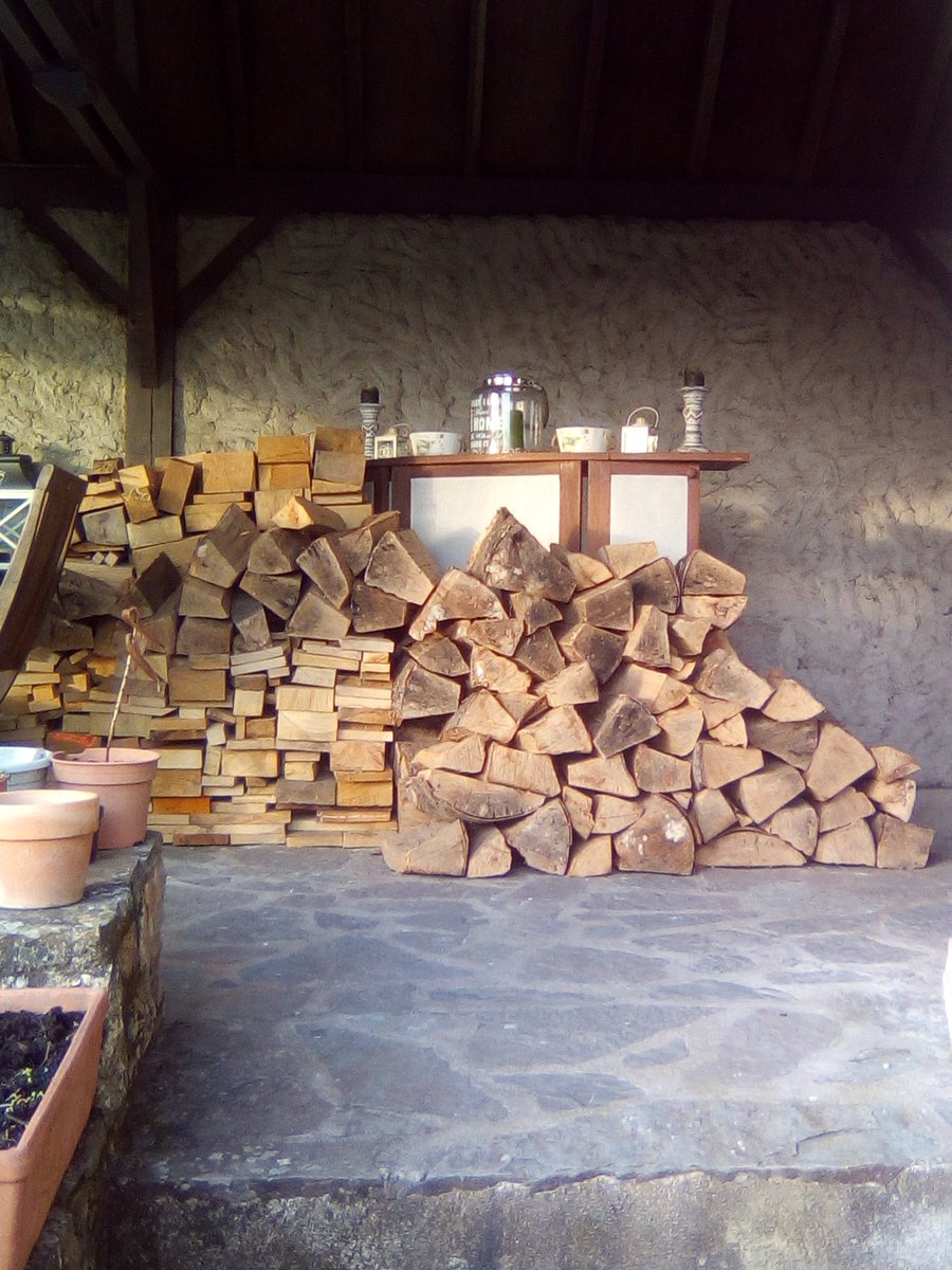 KirRoyalKaz62's tweet image. It's been a wood stacking kinda day, in the very warm sunshine ☀🔥🐝#gettingcosyforwinter #Normandiesunshine #warmoctober #beesandbutterflies
