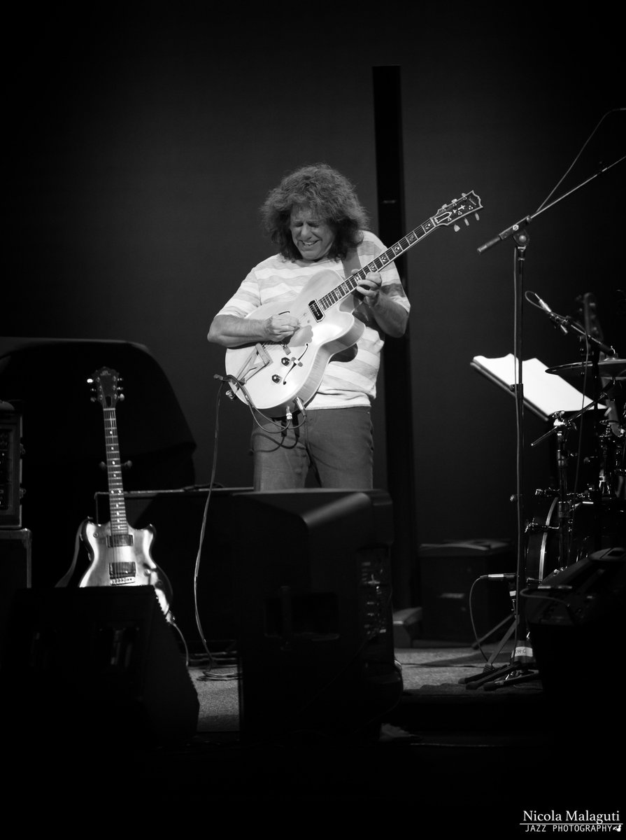 gli scatti di <a href="/NicolaMalaguti/">Nicola Malaguti</a> a restituire il concerto di <a href="/PatMetheny/">Pat Metheny</a> lo scorso venerdì al teatro Verdi <a href="/TSVeneto/">TeatroStabileVeneto</a> di #Padova per #padovajazz