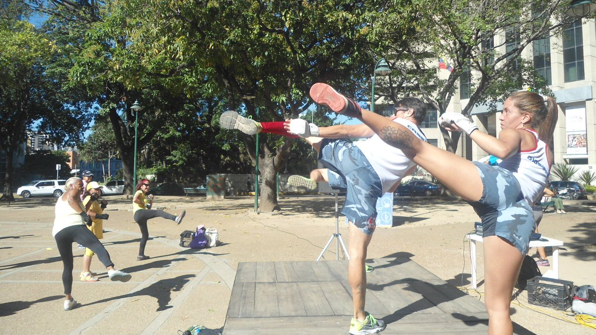 DeporteChacao's tweet photo. Esta tarde en #MoviendoLaCalle tenemos:#DAbootcamp-->6pm #Dragonfight -->7pm #Aptitudfisica-->7pm y #lightcontactfit-->7:30pm 💪👊 https://t.co/4UNVahV1vu