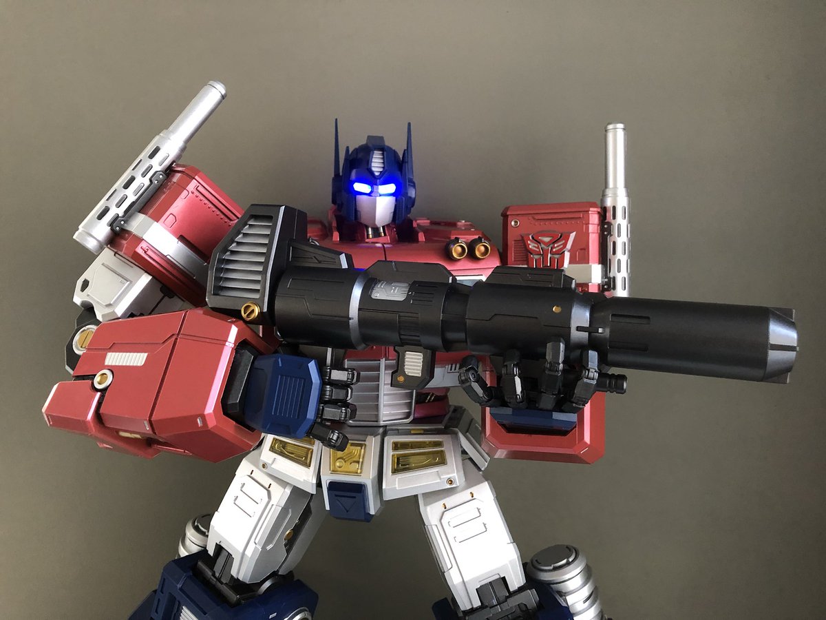 knerdout's tweet photo. How much does Randy love this thing?  Watch episode 185 of @knerdout to find out! #mas01 #ginormousoptimusprime https://t.co/gZymg6Esk8