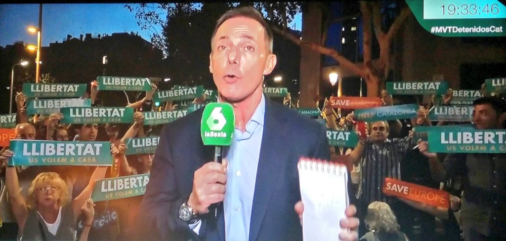 Como se puede apreciar, se trata de una protesta totalmente espontánea. Que las pancartas sean iguales es mera coincidencia #MVTDetenidosCat