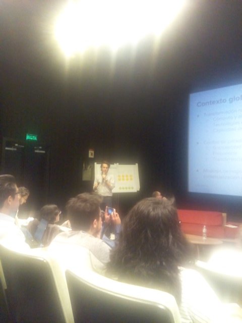 RandomRabbits_'s tweet image. @alehandromz de OPI en #BigData4Dev : Existe un crecimiento de oferta de datos exponencial en México.