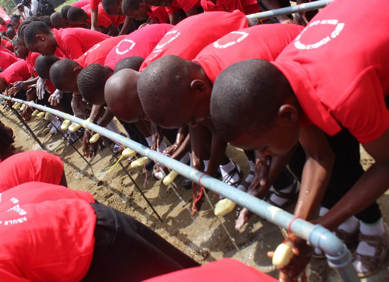 savechildrenNG's tweet photo. This #GlobalWashingDay, we brought together over 600 pupils in Lagos to demonstrate to the world that clean hands save lives #GHD2017 https://t.co/7GLJxXmp6n