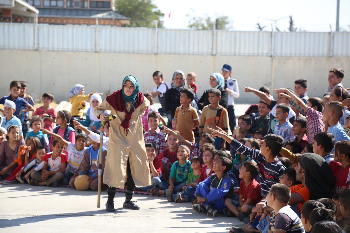 msssfest's tweet photo. #Msafest -2017
Kilis- Öncüpınar Konteyner Kent #socialcircus #msafest #circus #kilis #sirk #juggling #acrobatics #refugees #cirquedusoleil https://t.co/zw56uUTDyn