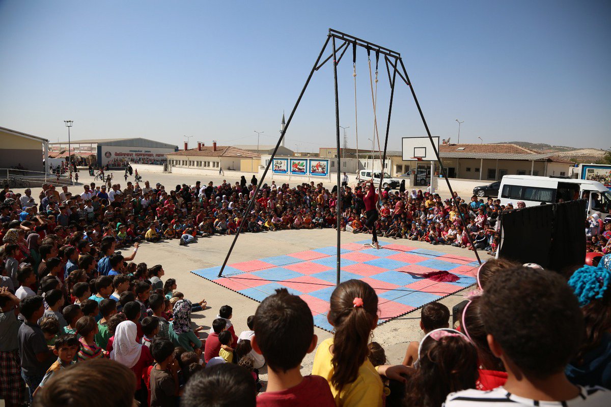 msssfest's tweet photo. #Msafest -2017
Kilis- Öncüpınar Konteyner Kent #socialcircus #msafest #circus #kilis #sirk #juggling #acrobatics #refugees #cirquedusoleil https://t.co/zw56uUTDyn