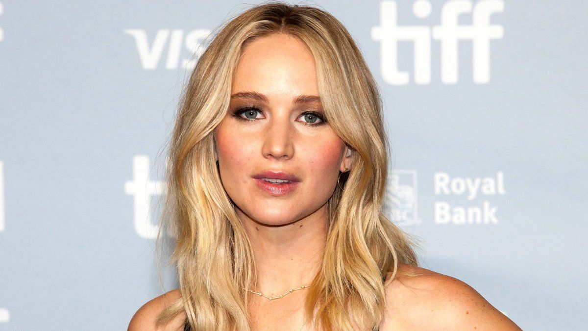 Stylist Magazine On Twitter Jennifer Lawrence Was Asked To Stand