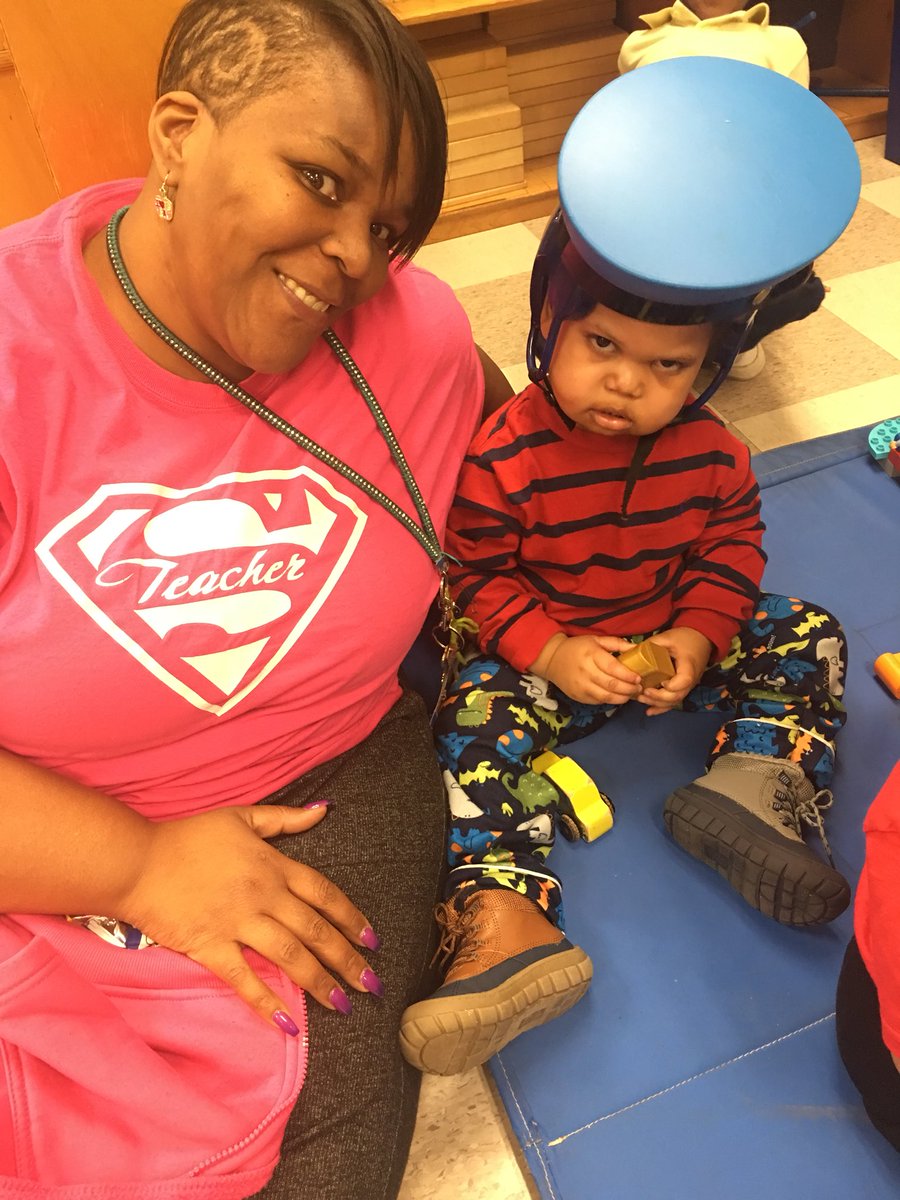 DrSunshine1908's tweet photo. Center time cute! 👀 @ my tacky 👶🏽! Love the participation! Happy Carver homecoming week! #CarverClusterRocks💯 @APSFinchEagles @CarstarphenMJ https://t.co/X6cledQMKQ