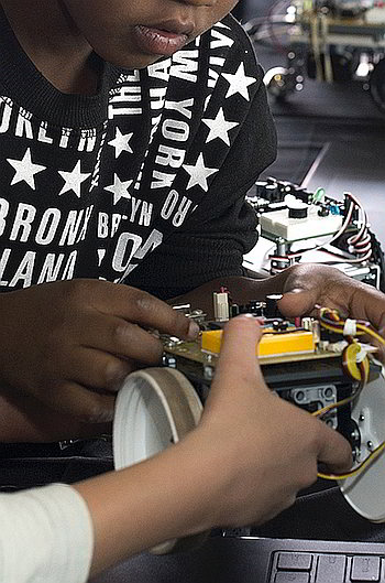mediauj's tweet photo. Pupils race affordable DIY robots in maze 22 Oct in South Africa @go2UJ #AfrikaBOT #Arduino #developers #coding #c https://t.co/F5DbfYZRXV https://t.co/cbryWI2b7f