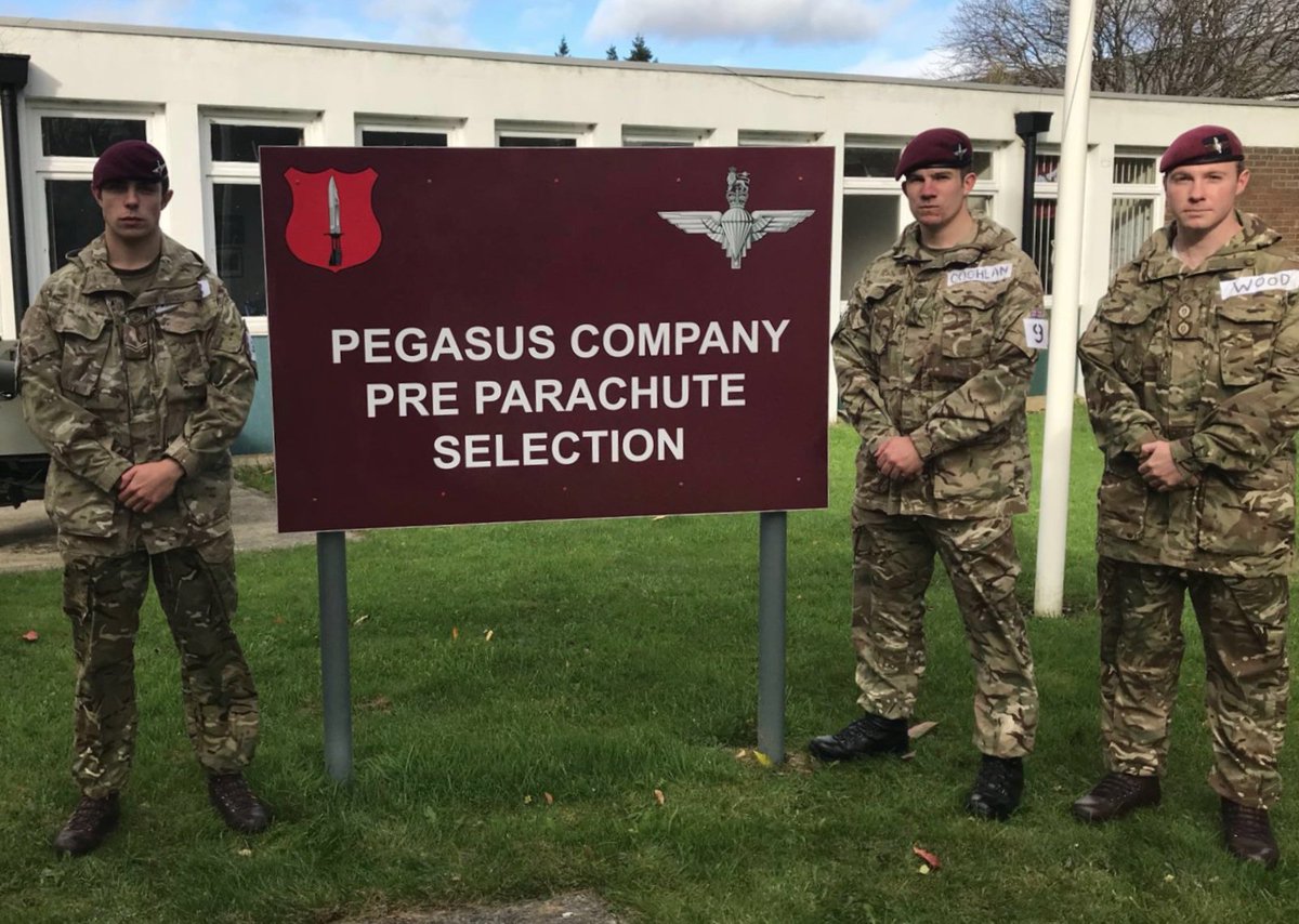 GrenadierGds's tweet photo. Congratulations to the 3 Grenadiers who will now become members of the Guards Parachute Platoon. #pcompany #guardspara #grenadierguards https://t.co/3XhTCF6qR1
