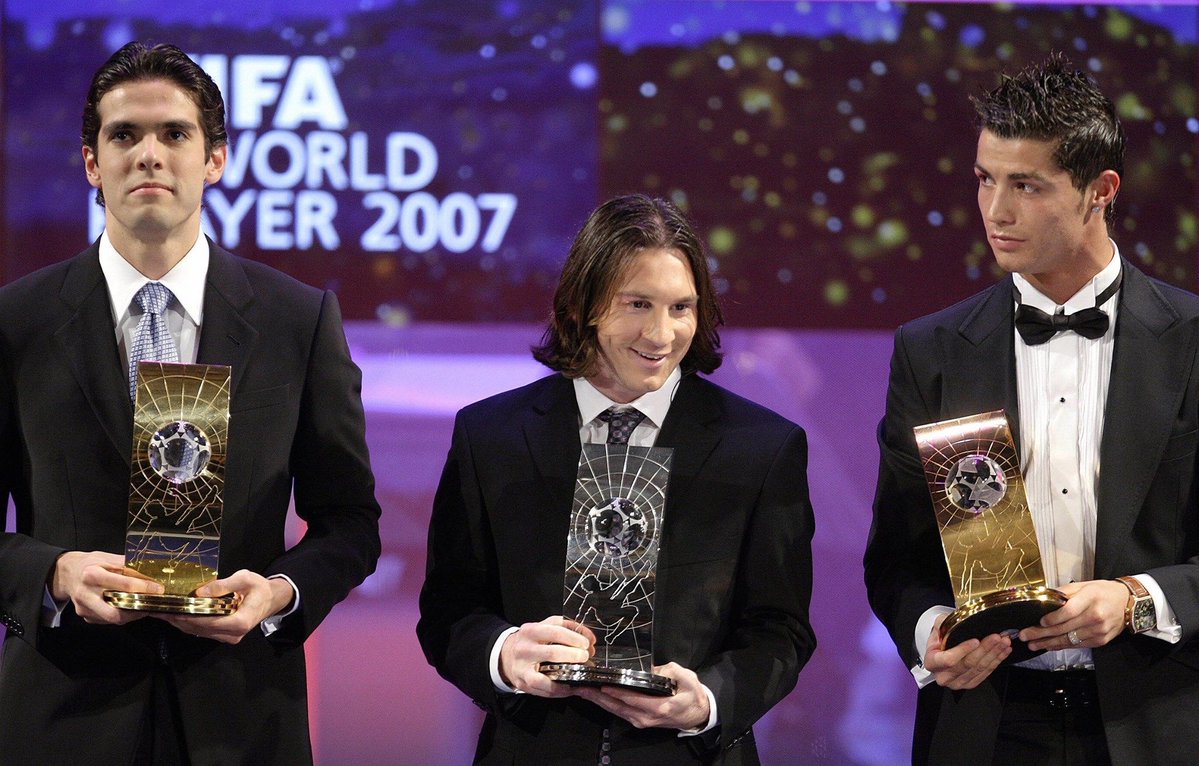 rossonerinewsid's tweet photo. Kaka adalah "manusia" terakhir yang berhasil mengalahkan CR7 dan Messi dalam perebutan Ballon d'or tahun 2007 silam https://t.co/1elk6mC00B