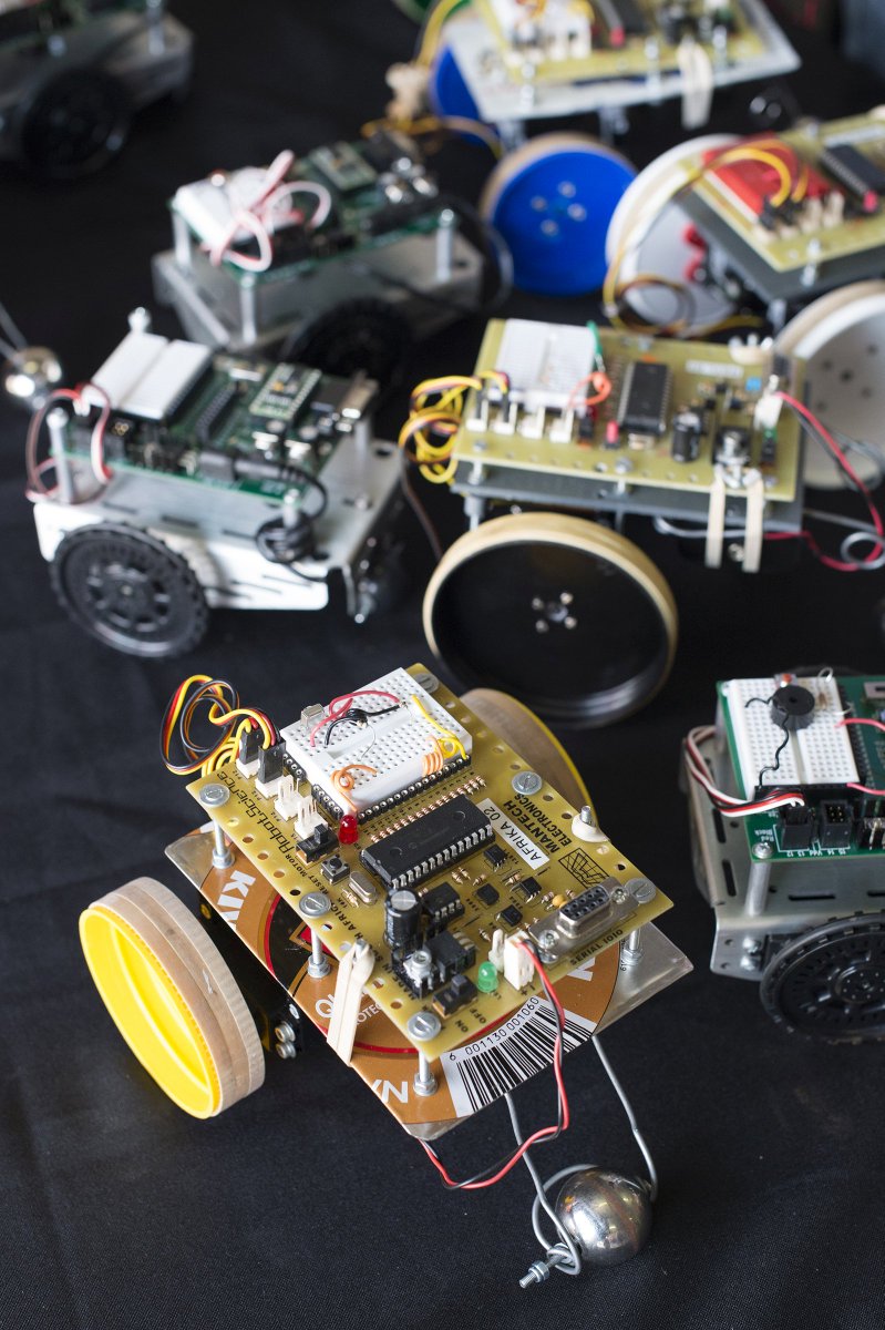 mediauj's tweet photo. Pupils race affordable DIY robots in maze 22 Oct in South Africa @go2UJ #AfrikaBOT #Arduino #developers #coding #c https://t.co/F5DbfYZRXV https://t.co/cbryWI2b7f