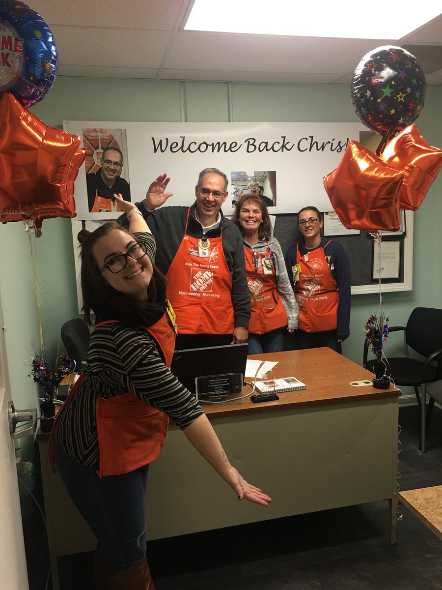 feliciaoconnell's tweet photo. HE’S BAAAACK!!! Welcome back to our fav store manager ever! 🎉💘 So happy to have him “home”! 😁 🏡 https://t.co/ChjKlnmD0b
