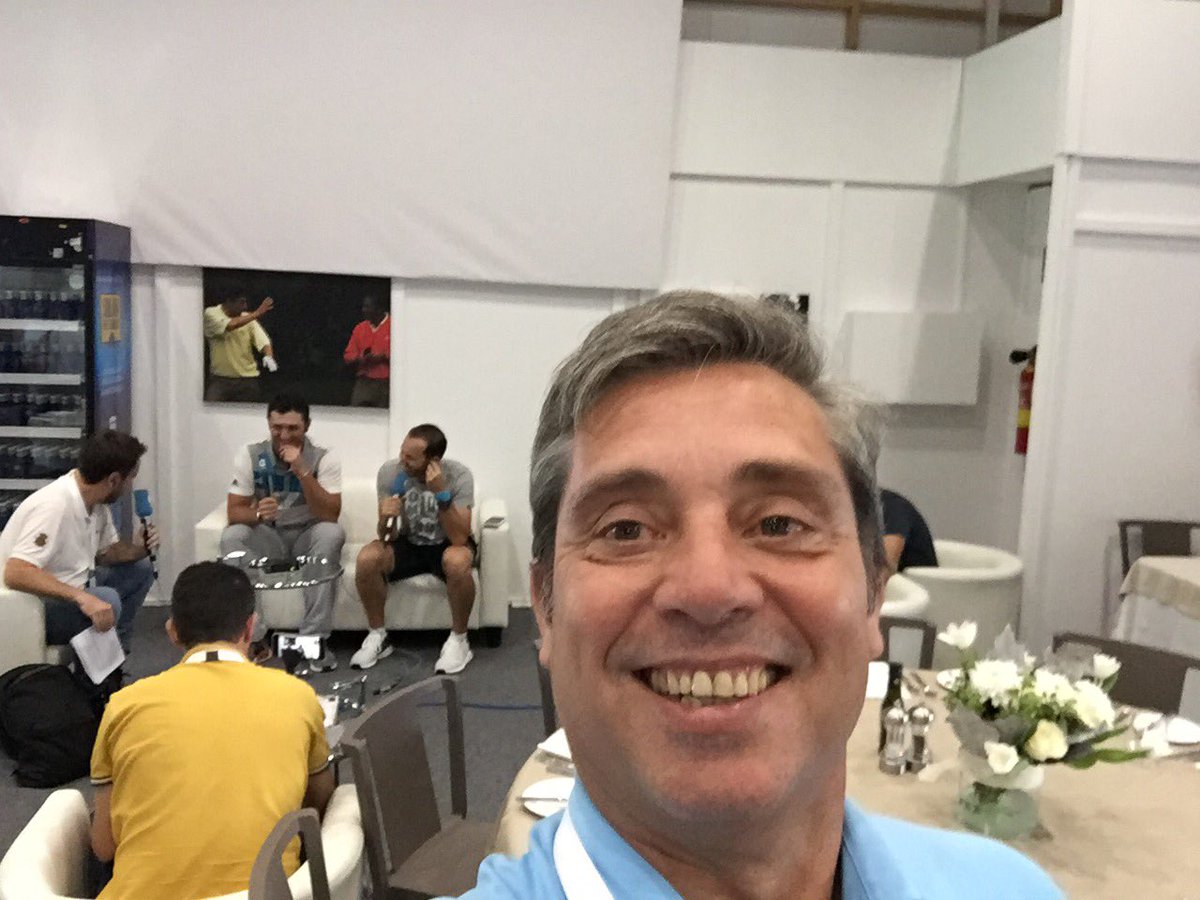 Programa en directo de Sergio y Jon.. y los dos que están detrás .. vaya cuarteto.