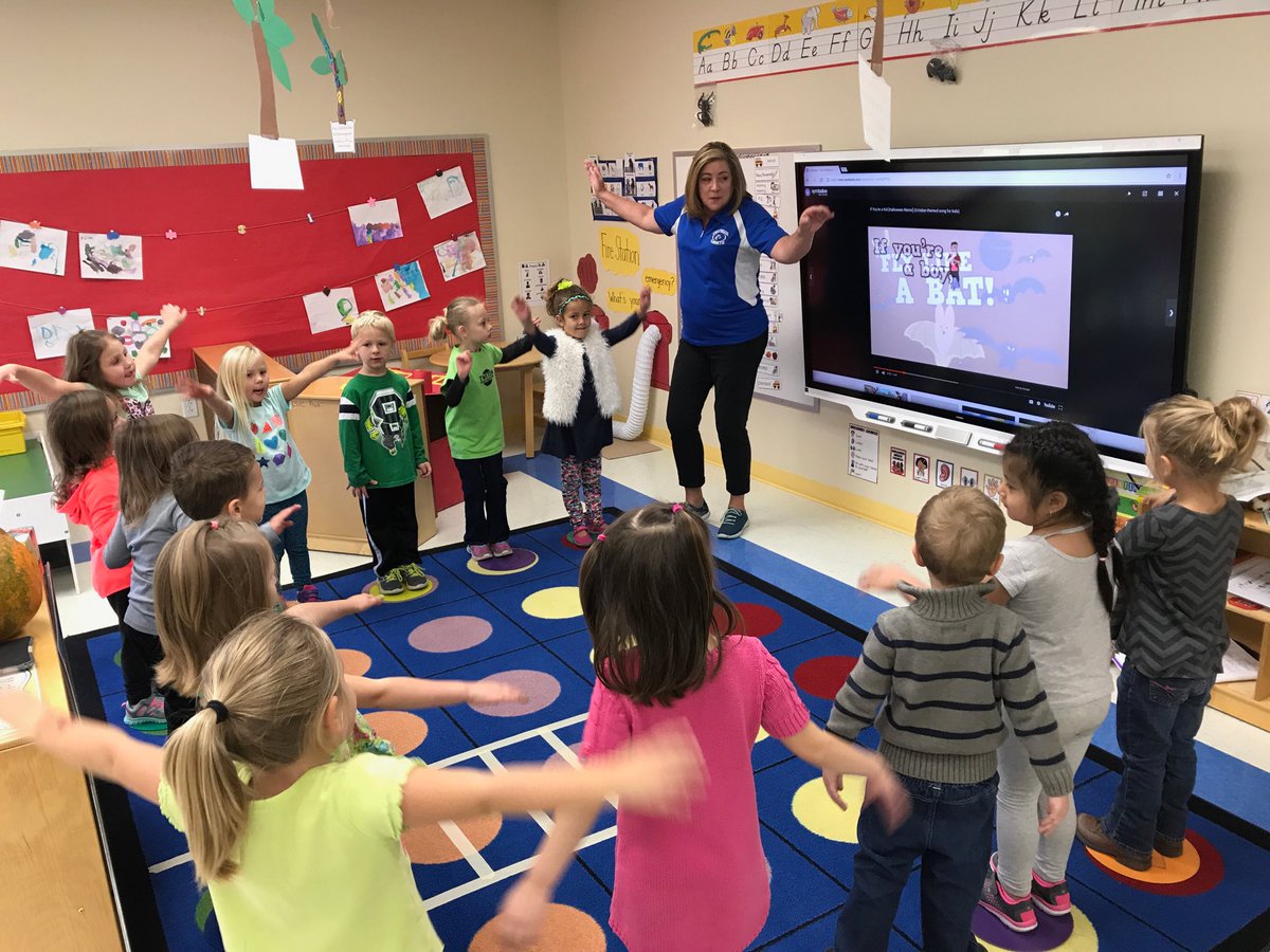 lynn_reads's tweet photo. My 1st day in preschool..movin' &amp; shakin' with my new friends! @saramarleygrimm #HowardWinn 
#TwitterTuesday https://t.co/aUjApXYgNk