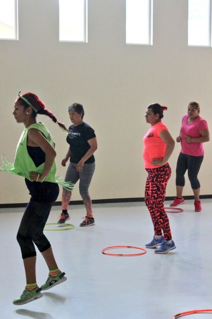 #Bailoterapia es la actividad favorita de nuestras madres de familia. Recuerda que esta clase es de lunes a viernes de 8 a 10am