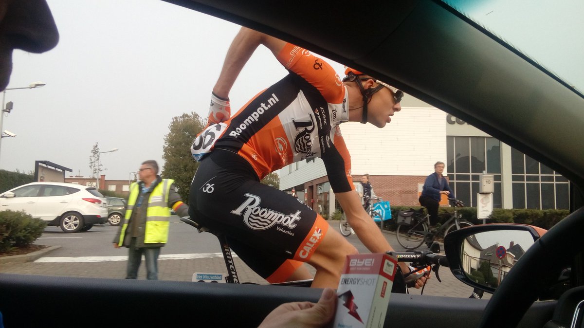 Twee ronden van 16 km tot de finish, <a href="/SvGinneken/">Sjoerd van Ginneken</a> neemt in de kopgroep nog een <a href="/BYE_Nutrition/">BYE! Nutrition</a> Energyshot Verschil 1' #sluitingsprijs