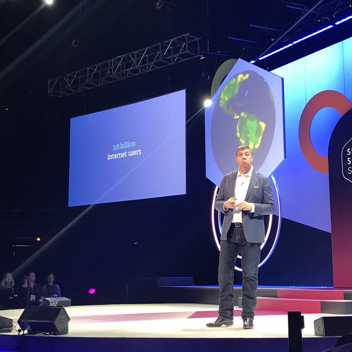 newmanikki's tweet photo. Kicking off the #SmartSocialSummit with @rodfav top 3 trends...
1. Automation 
2. Video
3. Digital Drives Physical https://t.co/wy5L4WI7H2