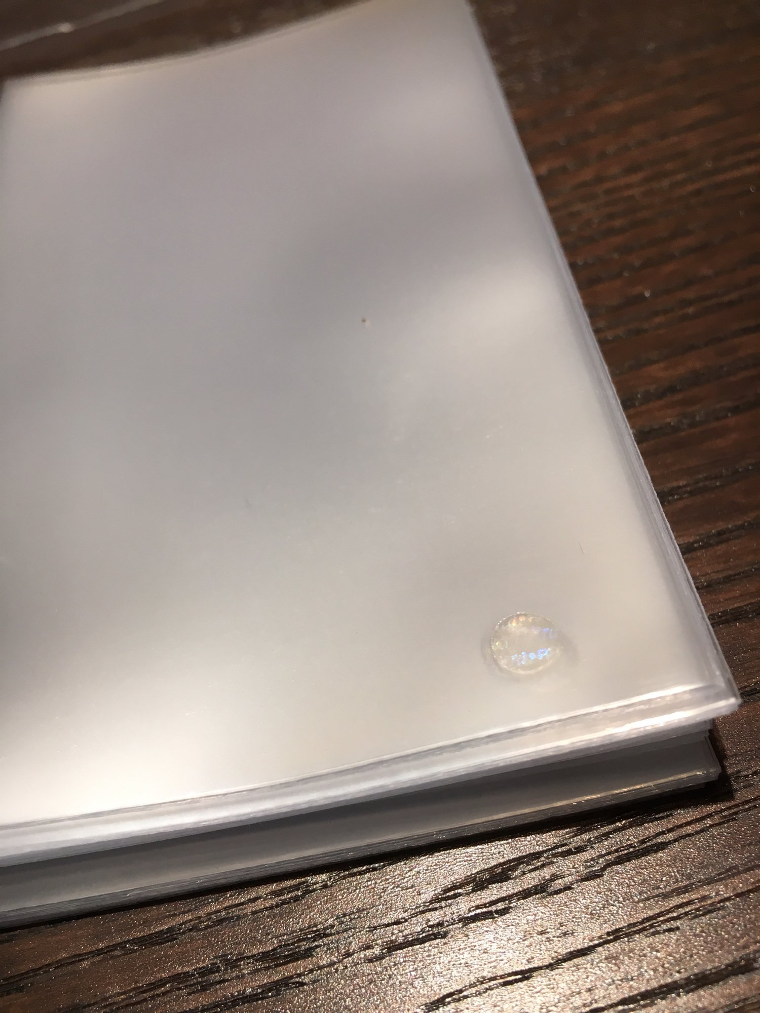 タカトニック スリーブ比較 同じ70mm X 1mm タロットカードサイズ のスリーブのはずなのに Mayday Games 左 かなりピッタリサイズ しっかりめ Mint Ultrapro 右 左右幅はやや余裕 上部はみだし気味 左下に丸い タカトニック スリーブ比較 同じ70mm X 1mm タロットカードサイズ のスリーブのはずなのに Mayday Games 左 かなりピッタリサイズ しっかりめ Mint Ultrapro 右 左右幅はやや余裕 上部はみだし気味 左下に丸い