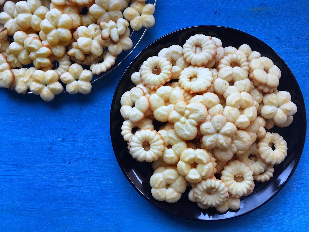 Rae’s view🤓: I’m a mean, nasty 😈 when mad, but when I’m 😁, I bake cookies😜
🌟Homemade Spritz Cookies🌟
.
Happy humpday, people!