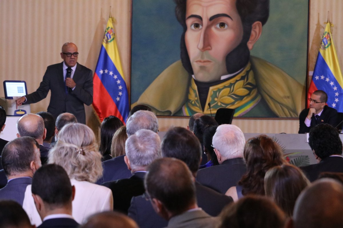 Cancilleria_ve's tweet photo. Canciller @jaarreaza y jefe del Comando de Campaña Zamora @jorgerpsuv explican al Cuerpo Diplomático proceso electoral del 15-O https://t.co/huEUxGr337