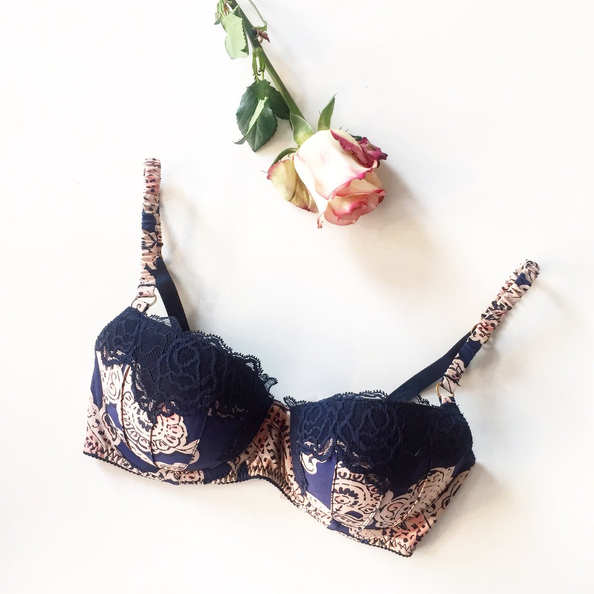 Botsboutique's tweet photo. Heb je de collectie van #StellaMcCartney al gezien? Supermooie #setjes en body’s van de mooiste materialen zoals Calais #kant en #zijde ♡ https://t.co/PMd6i9H3q2