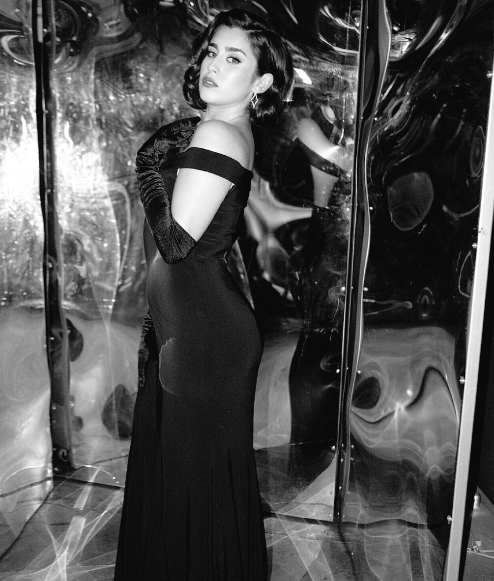 ❝Singular mirada de una mujer galante que llega hasta ellos, que enviará a la luna al lago oscuro cuando quiera bañar su indolente belleza❞