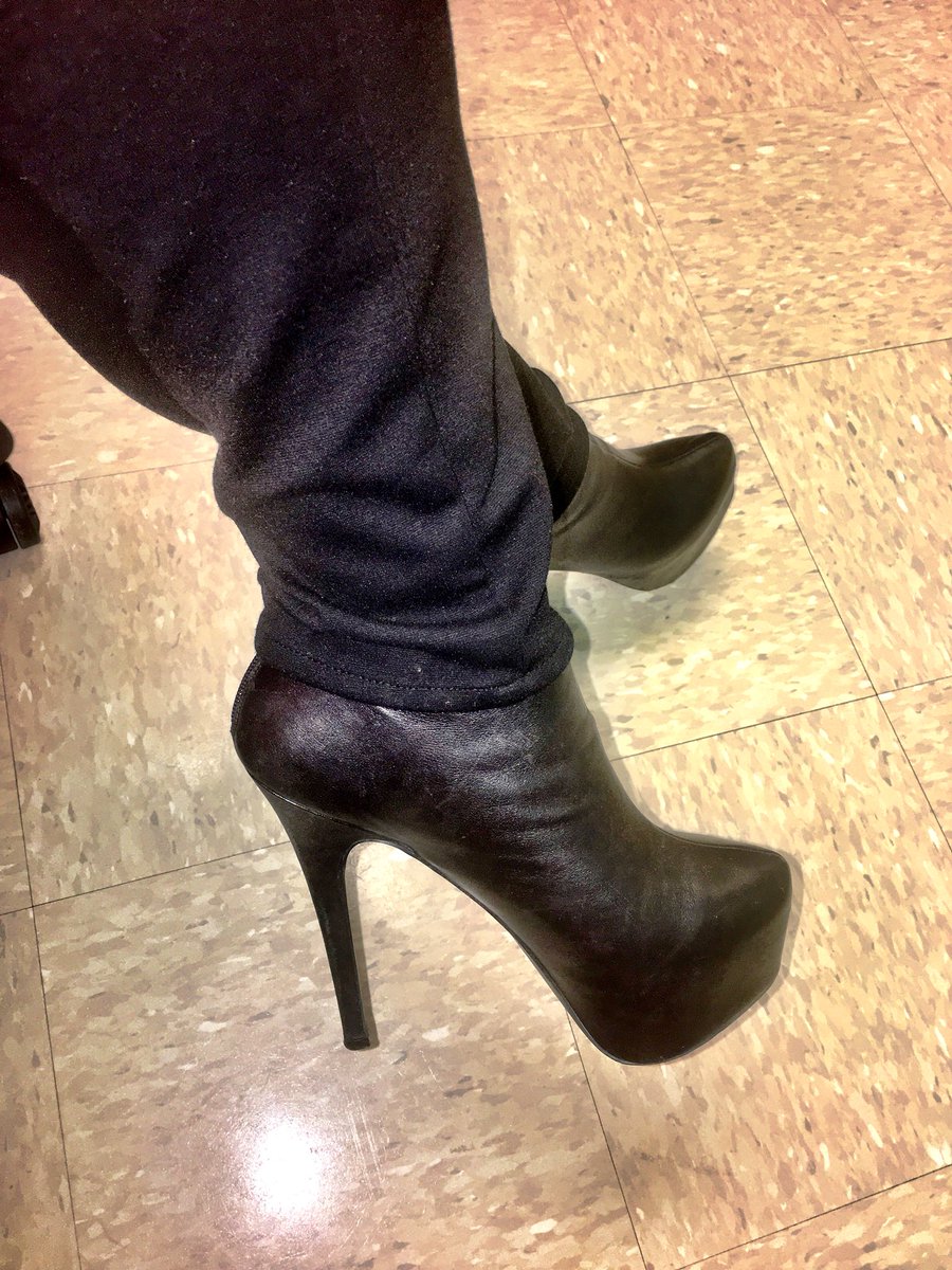 Pretdva's tweet photo. Slaying daily is in my DNA!!👌🏾  #itswhatido #shoegameonfleek #shoesdaytuesday https://t.co/CGzmEFoX6H
