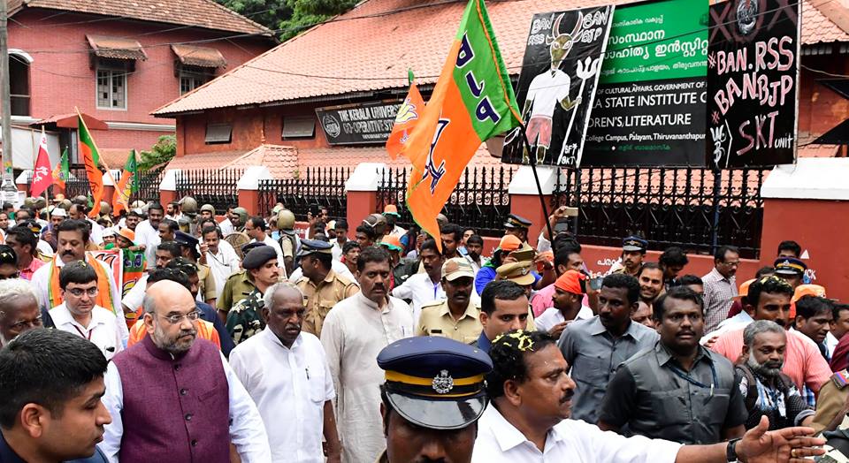 tittoantony's tweet photo. #AlavalathiShaji looks PALE & PETRIFIED. #BanRSS & #AlavalathiReturns in the same pic today in front of University college Trivandrum. #Lulz https://t.co/zkaaZlzYfM