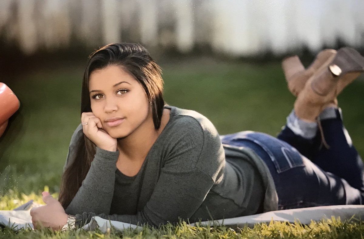 averimdyer's tweet photo. Some Senior Pictures because I’m a Senior now ☺️💕 https://t.co/4fQNa9oDcn