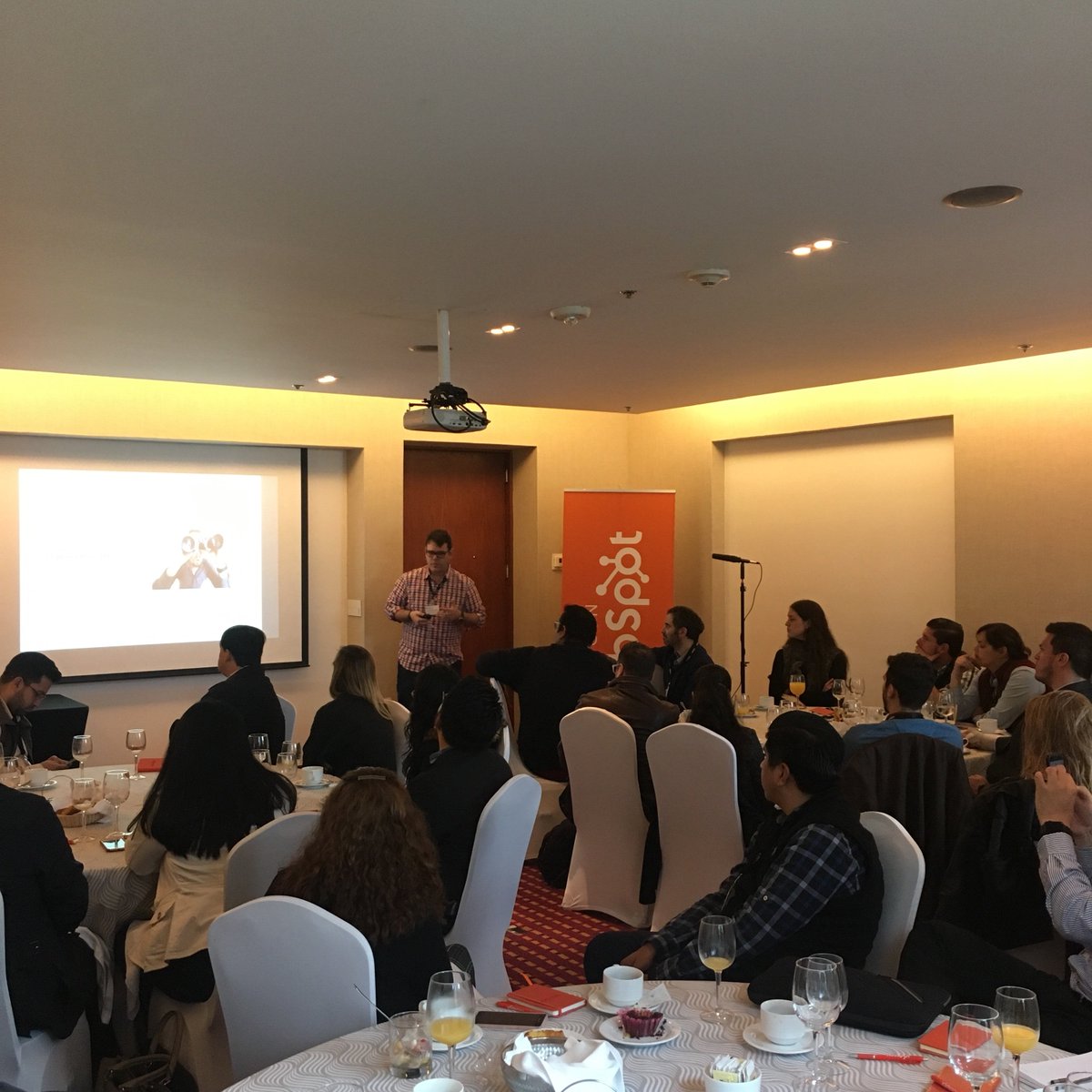 LauraMolera's tweet photo. Desayunando con algunos de nuestros socios en México #CreceConHubSpot si quieres saber más del programa visita https://t.co/GFDvABWjht. https://t.co/vczvAtDMEr