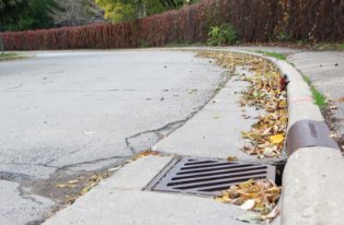CommunitiesONHS's tweet photo. The water that goes into our inlet push materials &amp; runoff into our body of water. Become a #waterhero &amp; keep our community clean! @BIEpbl https://t.co/nhWrixmbts