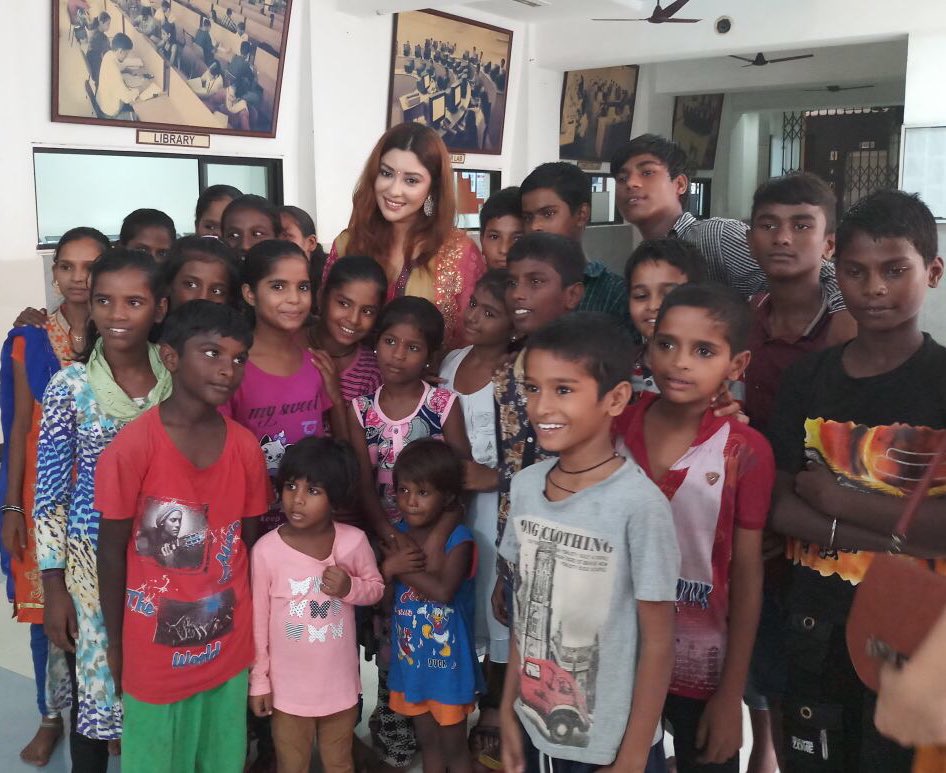 iampayalghosh's tweet photo. Celebrated this #Dhanteras with these lovely kids from Teresa the ocean humanity foundation,tried to bring smiles on their faces ❤️👼🏼 https://t.co/ZFLzeFEJJq