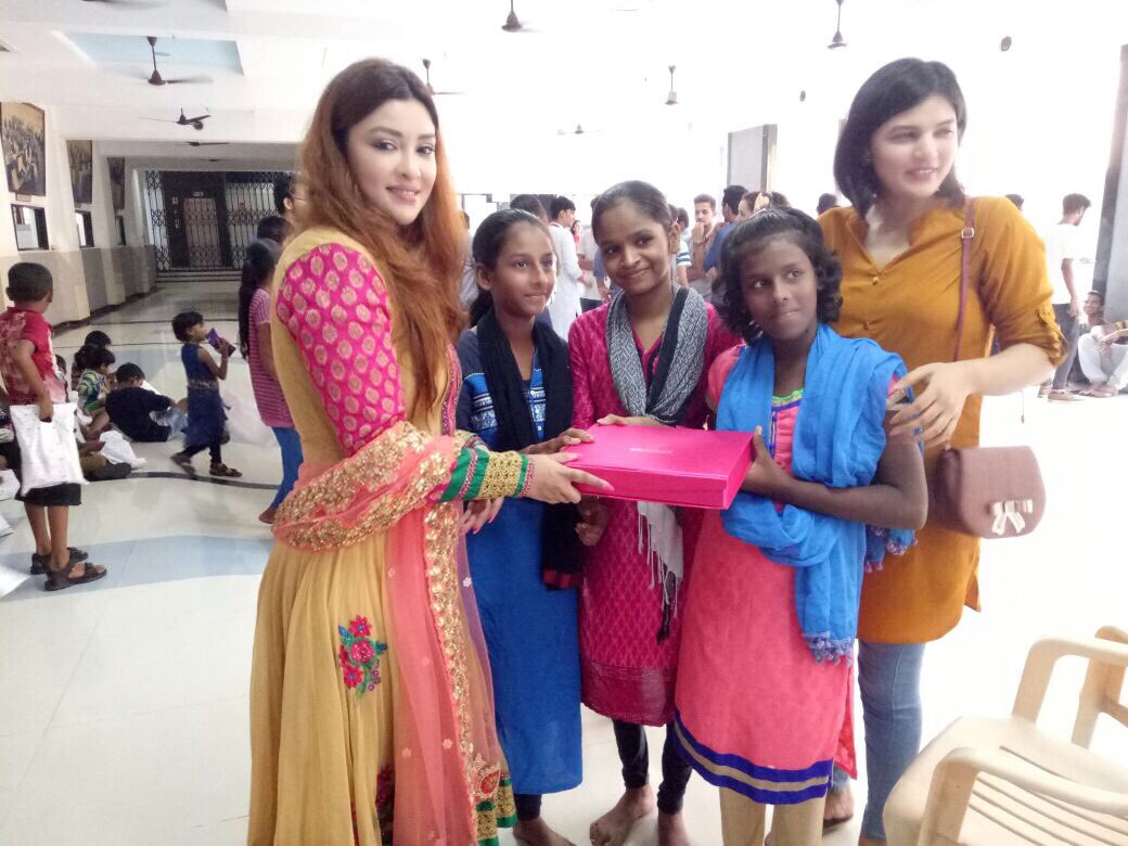 iampayalghosh's tweet photo. Celebrated this #Dhanteras with these lovely kids from Teresa the ocean humanity foundation,tried to bring smiles on their faces ❤️👼🏼 https://t.co/ZFLzeFEJJq