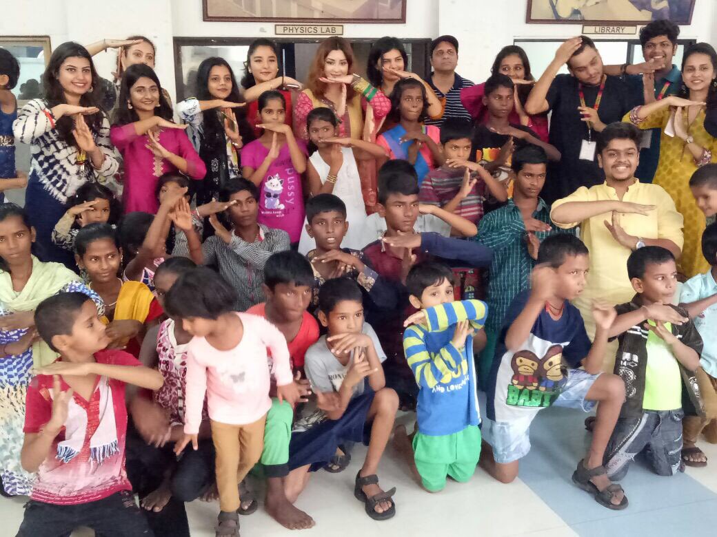 iampayalghosh's tweet photo. Celebrated this #Dhanteras with these lovely kids from Teresa the ocean humanity foundation,tried to bring smiles on their faces ❤️👼🏼 https://t.co/ZFLzeFEJJq
