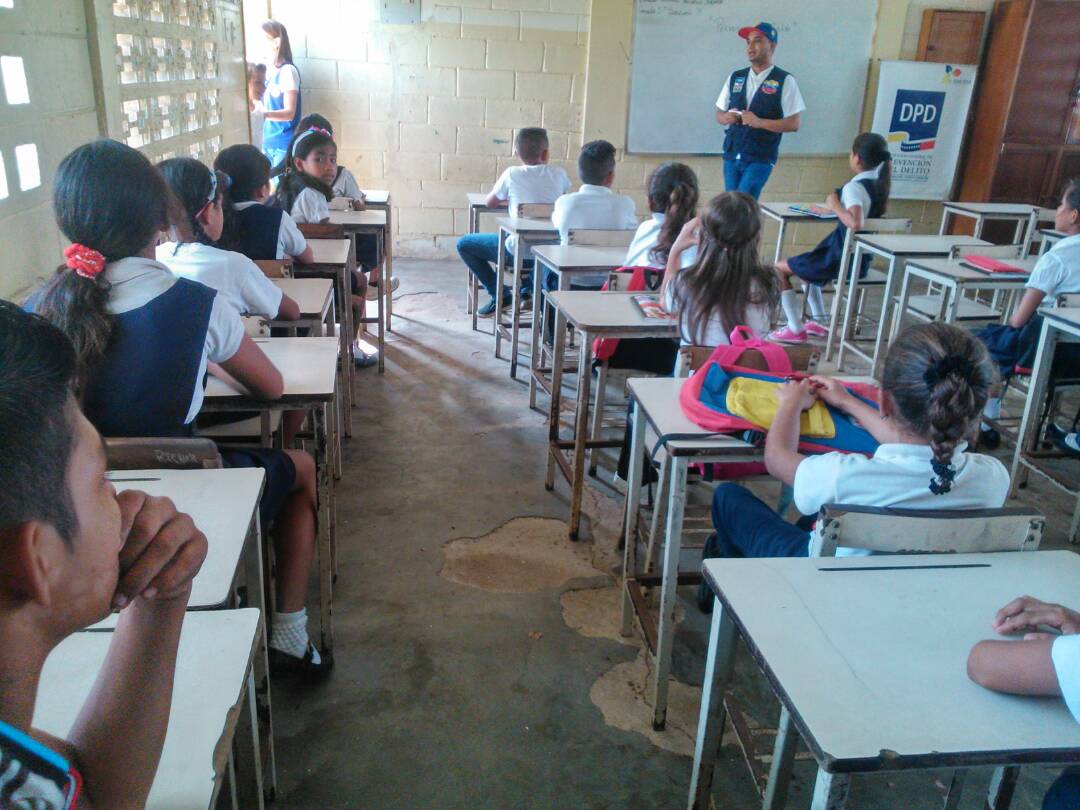 DPDZulia's tweet photo. #SomosDPD taller sobre normas de convivencia escolar dirigido a los alumn@s de la EBN. Nazareth, parroquia San Rafael #Mara https://t.co/AyMJf2sQTH