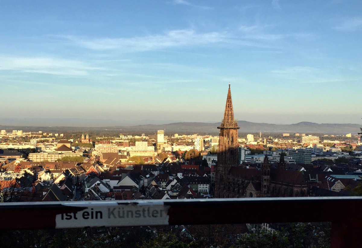 Heute mal aus ungewohnter Perspektive. ... ist ein Künstler...?! #freiburg #freiburglove #freiburgermünster #sonnenaufgang #freiburgpictures