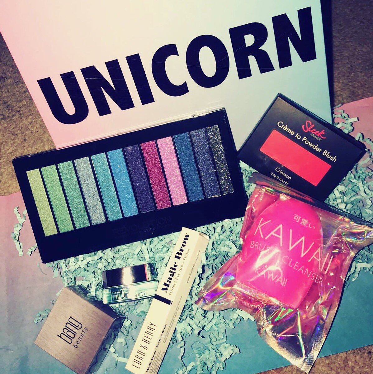 RebeccaLace2's tweet photo. 🦄 ✨💫 @GlossyboxUK #glossybox #glossyunicorn #unicorn #inlove #revolution #revolutionmakeup #sleek #lordandberry #bangbeauty #kawaii https://t.co/fLL0V7gZn7