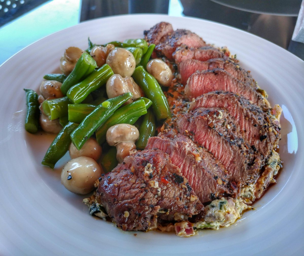 EpicFoodPorn's tweet photo. Prime capsteak on creamed spinach with buttered button mushrooms and cut beans. https://t.co/RXsJLj8ZhY