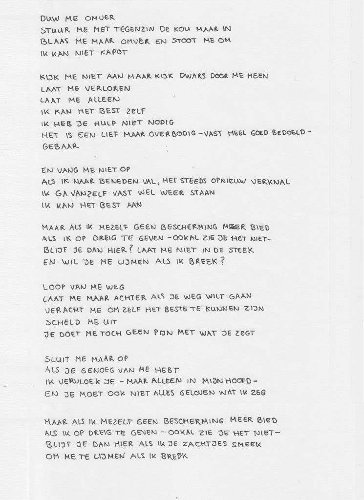 MarenMams's tweet photo. Alweer 12 hoofdstukken op papier! Nu met muziek van #maaikeouboter op de achtergrond; perfect! 👌❤️ #lijmen #ALS #schrijfster https://t.co/6QGjz17dWx