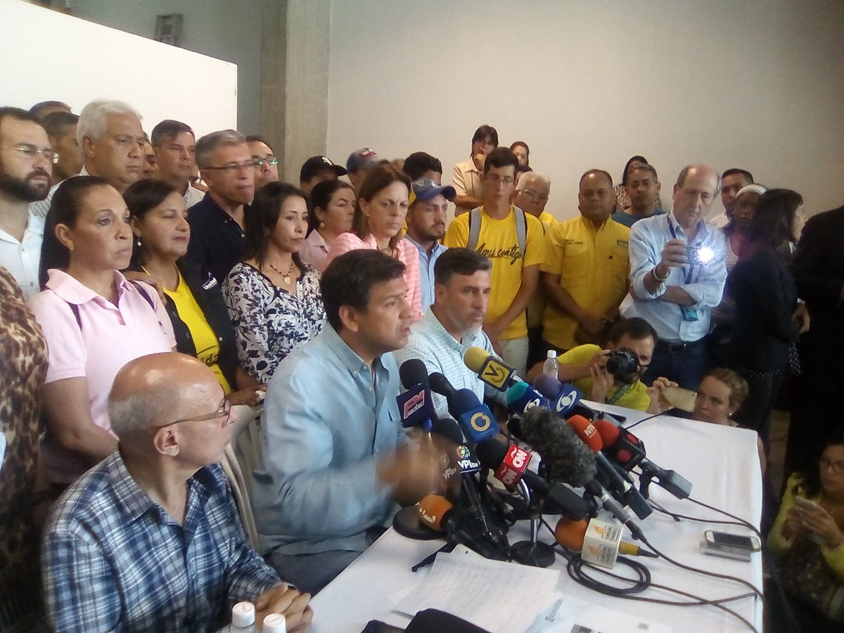 aura_rojas's tweet photo. . @CarlosOcariz nosotros dimos esta lucha porque creemos en este país y nos enfrentamos a un sistema fraudulento @maximo_sanchez https://t.co/A2HQLKqXzD