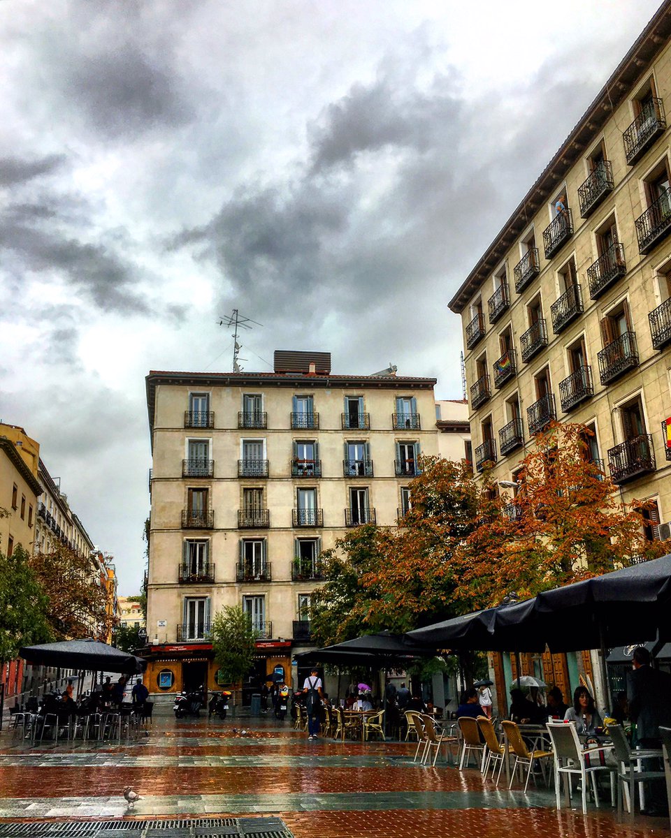 SecretosdeMadri's tweet photo. Juraría que caen gotas del cielo, yo diría que es agua ¿Alguien sabe lo qué es? 🤔😅 #madrid #yaerahora https://t.co/oCLPEtXCbu