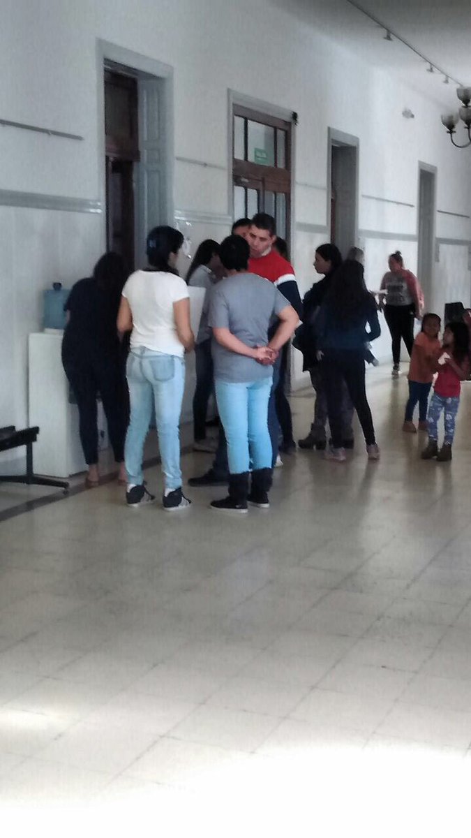castro_alfon's tweet photo. El #PRO #Cambiemos entrega materiales y cheques sociales en el #ConcejoDeliberanteRíoCuarto a una semana de las elecciones legislativas 👎🏻 https://t.co/0dsZFLO86A
