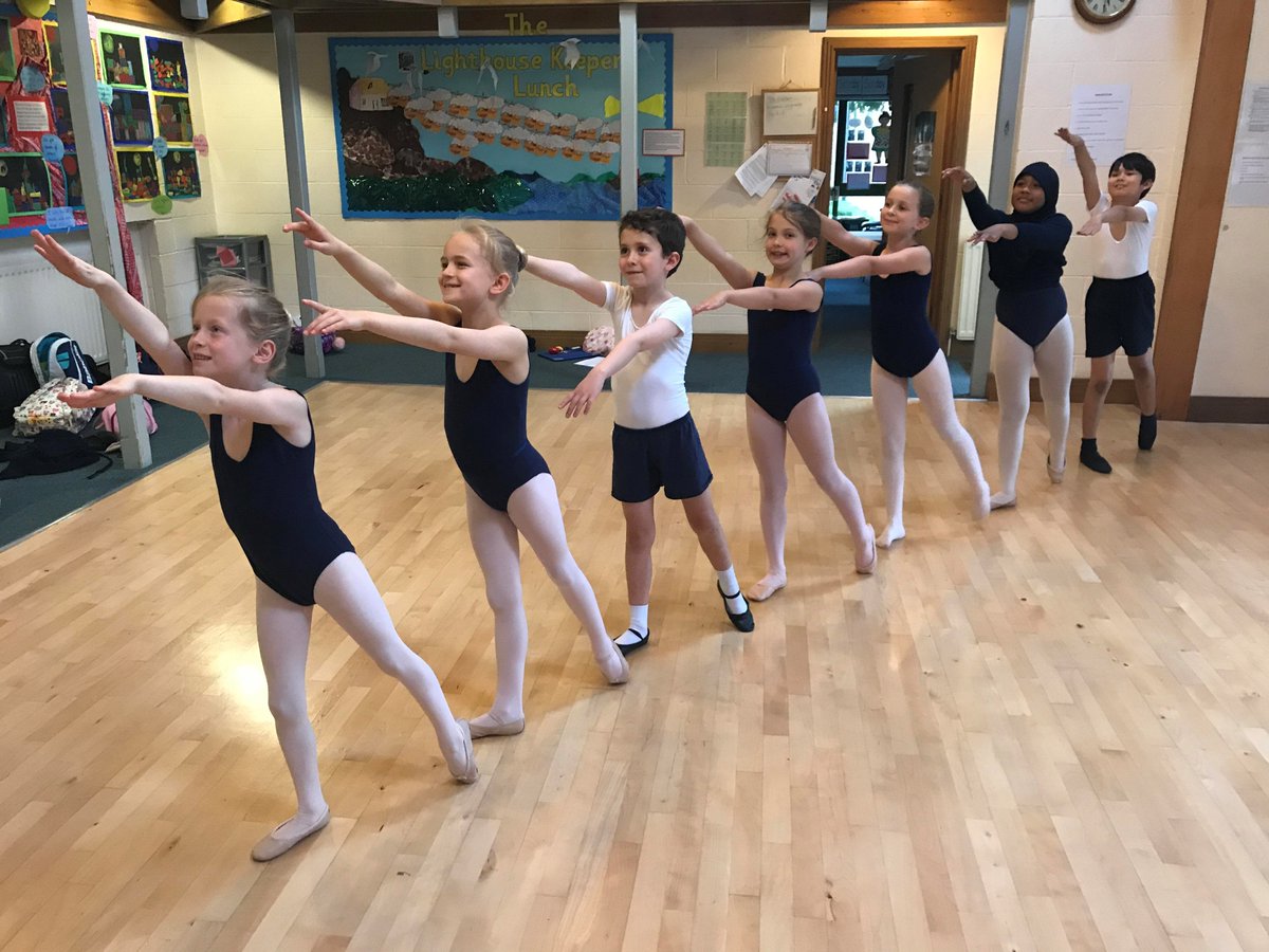 ThorngroveSport's tweet photo. More lovely photos of our Thorngrove ballet dancers with @hollyunnuk. #cecchetti #TGBallet https://t.co/7qjuWvBuuw