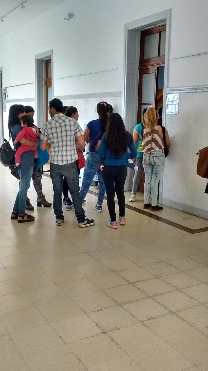 MariaElisaR4's tweet photo. La fila en la ofi @LannuttiMonica @ManuBetorz esperando la entrega de orden de materiales y cheques sociales a una semana de elecciones 👎🏻👎🏻 https://t.co/HBvAHldA3g