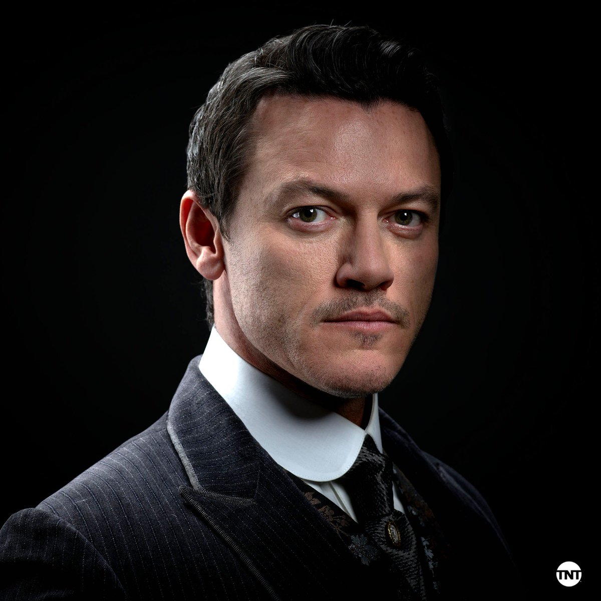 theAlienistTNT's tweet photo. Dakota Fanning, @therealLukevans, &amp; Daniel Brühl join forces to bring you #TheAlienist. Watch the full trailer now: https://t.co/B4suu2AFpX https://t.co/9VPCZzFpLT