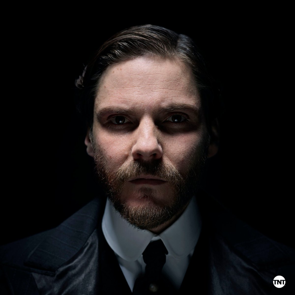 theAlienistTNT's tweet photo. Dakota Fanning, @therealLukevans, &amp; Daniel Brühl join forces to bring you #TheAlienist. Watch the full trailer now: https://t.co/B4suu2AFpX https://t.co/9VPCZzFpLT